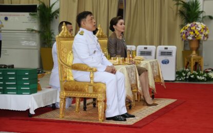 พระบาทสมเด็จพระเจ้าอยู่หัว และสมเด็จพระนางเจ้า ฯ พระบรมราชินี เสด็จพระราชดำเนินโดยรถยนต์พระที่นั่ง ไปทรงวางพวงมาลาถวายราชสักการะพระราชานุสาวรีย์สมเด็จพระมหิตลาธิเบศร อดุลยเดชวิกรม พระบรมราชชนก เนื่องใน “วันมหิดล” ประจำปี ๒๕๖๘ ณ โรงพยาบาลศิริราช เขตบางกอกน้อย กรุงเทพมหานคร