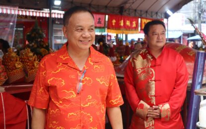 เรวัตฯ นายก อบจ.ภูเก็ต ร่วมสืบสาน “งานประเพณีพ้อต่อ” จังหวัดภูเก็ต