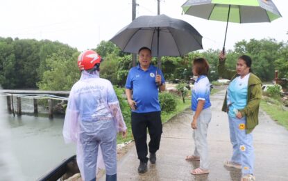 เรวัตฯ นายก อบจ.ภูเก็ต ลงสำรวจพื้นที่ชุมชนท่าเรือใหม่ ต.รัษฎา หาแนวทางแก้ไขปัญหาการระบายน้ำ