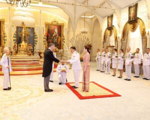 พระบาทสมเด็จพระเจ้าอยู่หัว และสมเด็จพระนางเจ้า ฯ พระบรมราชินี เสด็จออก ณ พระที่นั่งอัมพรสถาน พระราชวังดุสิต พระราชทานพระบรมราชวโรกาสให้ นายโบชต์ยัน  มาโลฟฮ์ (Mr. Boštjan  Malovrh) ซึ่งมีถิ่นพำนักอยู่ที่กรุงปักกิ่ง สาธารณรัฐประชาชนจีน เฝ้าทูลละอองธุลีพระบาท ถวายอักษรสาส์นตราตั้ง เป็นเอกอัครราชทูตวิสามัญผู้มีอำนาจเต็มแห่งสาธารณรัฐสโลวีเนียประจำประเทศไทย