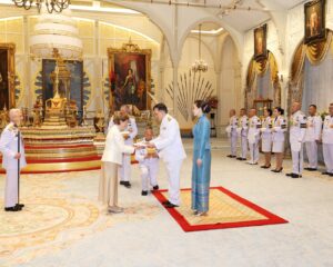 พระบาทสมเด็จพระเจ้าอยู่หัว และสมเด็จพระนางเจ้า ฯ พระบรมราชินี เสด็จออก ณ พระที่นั่งอัมพรสถาน  พระราชวังดุสิต  พระราชทานพระบรมราชวโรกาสให้  นางสาวอาลิเซีย อาเลฮันดรา อัลฟาโร กัสติโย (Ms. Alicia Alejandra AlfaroCastillo)  ซึ่งมีถิ่นพำนักอยู่ที่กรุงเทพมหานคร เฝ้าทูลละอองธุลีพระบาท ถวายอักษรสาส์นตราตั้ง เป็นเอกอัครราชทูตวิสามัญผู้มีอำนาจเต็มแห่งสาธารณรัฐโคลอมเบียประจำประเทศไทย