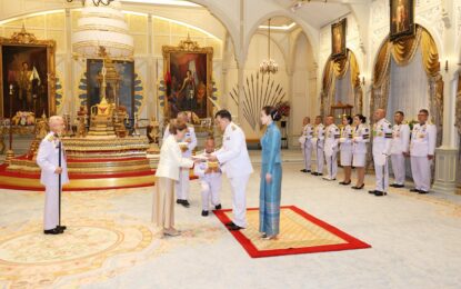 พระบาทสมเด็จพระเจ้าอยู่หัว และสมเด็จพระนางเจ้า ฯ พระบรมราชินี เสด็จออก ณ พระที่นั่งอัมพรสถาน  พระราชวังดุสิต  พระราชทานพระบรมราชวโรกาสให้  นางสาวอาลิเซีย อาเลฮันดรา อัลฟาโร กัสติโย (Ms. Alicia Alejandra AlfaroCastillo)  ซึ่งมีถิ่นพำนักอยู่ที่กรุงเทพมหานคร เฝ้าทูลละอองธุลีพระบาท ถวายอักษรสาส์นตราตั้ง เป็นเอกอัครราชทูตวิสามัญผู้มีอำนาจเต็มแห่งสาธารณรัฐโคลอมเบียประจำประเทศไทย