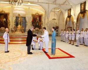 พระบาทสมเด็จพระเจ้าอยู่หัว และสมเด็จพระนางเจ้า ฯ พระบรมราชินี เสด็จออก ณ พระที่นั่งอัมพรสถาน  พระราชวังดุสิต  พระราชทานพระบรมราชวโรกาสให้  นายมีแชล  ปารี (Mr. Michel  Parys) ซึ่งมีถิ่นพำนักอยู่ที่กรุงเทพมหานครเฝ้าทูลละอองธุลีพระบาทถวายพระราชสาส์นตราตั้ง เป็นเอกอัครราชทูตวิสามัญผู้มีอำนาจเต็มแห่งราชอาณาจักรเบลเยียมประจำประเทศไทย