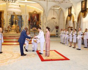 พระบาทสมเด็จพระเจ้าอยู่หัว และสมเด็จพระนางเจ้า ฯ พระบรมราชินี เสด็จออก ณ พระที่นั่งอัมพรสถาน พระราชวังดุสิต พระราชทานพระบรมราชวโรกาสให้ นายฟร็องซัว  อึนกูนา  บาลูมูเอเน (Mr. François  Nkuna  Balumuene) ซึ่งมีถิ่นพำนักอยู่ที่กรุงปักกิ่ง สาธารณรัฐประชาชนจีน เฝ้าทูลละอองธุลีพระบาท ถวายอักษรสาส์นตราตั้ง เป็นเอกอัครราชทูตวิสามัญผู้มีอำนาจเต็มแห่งสาธารณรัฐประชาธิปไตยคองโกประจำประเทศไทยคนแรก
