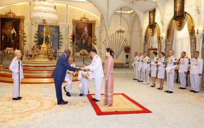 พระบาทสมเด็จพระเจ้าอยู่หัว และสมเด็จพระนางเจ้า ฯ พระบรมราชินี เสด็จออก ณ พระที่นั่งอัมพรสถาน พระราชวังดุสิต พระราชทานพระบรมราชวโรกาสให้ นายฟร็องซัว  อึนกูนา  บาลูมูเอเน (Mr. François  Nkuna  Balumuene) ซึ่งมีถิ่นพำนักอยู่ที่กรุงปักกิ่ง สาธารณรัฐประชาชนจีน เฝ้าทูลละอองธุลีพระบาท ถวายอักษรสาส์นตราตั้ง เป็นเอกอัครราชทูตวิสามัญผู้มีอำนาจเต็มแห่งสาธารณรัฐประชาธิปไตยคองโกประจำประเทศไทยคนแรก