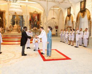พระบาทสมเด็จพระเจ้าอยู่หัว และสมเด็จพระนางเจ้า ฯ พระบรมราชินี เสด็จออก ณ พระที่นั่งอัมพรสถาน  พระราชวังดุสิต  พระราชทานพระบรมราชวโรกาสให้ นายแอลลัน โจเซฟ ชินเทดซา (Mr. Allan Joseph Chintedza) ซึ่งมีถิ่นพำนักอยู่ที่กรุงปักกิ่ง สาธารณรัฐประชาชนจีน เฝ้าทูลละอองธุลีพระบาท ถวายอักษรสาส์นตราตั้ง เป็นเอกอัครราชทูตวิสามัญผู้มีอำนาจเต็มแห่งสาธารณรัฐมาลาวีประจำประเทศไทย