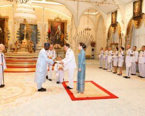 พระบาทสมเด็จพระเจ้าอยู่หัว และสมเด็จพระนางเจ้า ฯ พระบรมราชินี เสด็จออก ณ พระที่นั่งอัมพรสถาน  พระราชวังดุสิต  พระราชทานพระบรมราชวโรกาสให้   นายอังตอนียู แซรีฟู เอ็งบาลอ (Mr. Antonio Serifo Embalo) ซึ่งมีถิ่นพำนักอยู่ที่กรุงปักกิ่ง สาธารณรัฐประชาชนจีน เฝ้าทูลละอองธุลีพระบาท ถวายอักษรสาส์นตราตั้ง เป็นเอกอัครราชทูตวิสามัญผู้มีอำนาจเต็มแห่งสาธารณรัฐกินี-บิสเซาประจำประเทศไทย คนแรก