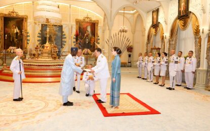 พระบาทสมเด็จพระเจ้าอยู่หัว และสมเด็จพระนางเจ้า ฯ พระบรมราชินี เสด็จออก ณ พระที่นั่งอัมพรสถาน  พระราชวังดุสิต  พระราชทานพระบรมราชวโรกาสให้   นายอังตอนียู แซรีฟู เอ็งบาลอ (Mr. Antonio Serifo Embalo) ซึ่งมีถิ่นพำนักอยู่ที่กรุงปักกิ่ง สาธารณรัฐประชาชนจีน เฝ้าทูลละอองธุลีพระบาท ถวายอักษรสาส์นตราตั้ง เป็นเอกอัครราชทูตวิสามัญผู้มีอำนาจเต็มแห่งสาธารณรัฐกินี-บิสเซาประจำประเทศไทย คนแรก