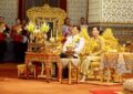 พระบาทสมเด็จพระเจ้าอยู่หัว และสมเด็จพระนางเจ้า ฯ พระบรมราชินี เสด็จพระราชดำเนินไปในการพระราชพิธีทรงบำเพ็ญพระราชกุศลวันนวมินทรมหาราช พุทธศักราช ๒๕๖๘ ณ พระที่นั่งอมรินทรวินิจฉัย พระบรมมหาราชวัง