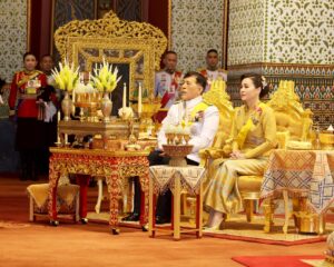 พระบาทสมเด็จพระเจ้าอยู่หัว และสมเด็จพระนางเจ้า ฯ พระบรมราชินี เสด็จพระราชดำเนินไปในการพระราชพิธีทรงบำเพ็ญพระราชกุศลวันนวมินทรมหาราช พุทธศักราช ๒๕๖๘ ณ พระที่นั่งอมรินทรวินิจฉัย พระบรมมหาราชวัง