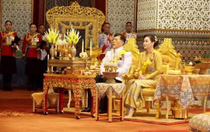 พระบาทสมเด็จพระเจ้าอยู่หัว และสมเด็จพระนางเจ้า ฯ พระบรมราชินี เสด็จพระราชดำเนินไปในการพระราชพิธีทรงบำเพ็ญพระราชกุศลวันนวมินทรมหาราช พุทธศักราช ๒๕๖๘ ณ พระที่นั่งอมรินทรวินิจฉัย พระบรมมหาราชวัง