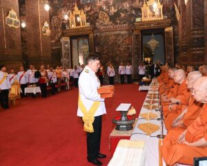 พระบาทสมเด็จพระเจ้าอยู่หัว และสมเด็จพระนางเจ้า ฯ พระบรมราชินี เสด็จพระราชดำเนินไปในการพระราชพิธีทรงบำเพ็ญพระราชกุศลถวายผ้าพระกฐิน ณ วัดพระเชตุพนวิมลมังคลาราม เขตพระนคร กรุงเทพมหานคร