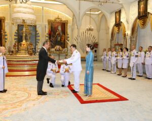 พระบาทสมเด็จพระเจ้าอยู่หัว และสมเด็จพระนางเจ้า ฯ พระบรมราชินี เสด็จออก ณ พระที่นั่งอัมพรสถาน  พระราชวังดุสิต  พระราชทานพระบรมราชวโรกาสให้  นายอะเลคซันเดร์  มีโซฟชิน (Mr. Alexander  Micovcin) ซึ่งมีถิ่นพำนักอยู่ที่กรุงเทพมหานคร เฝ้าทูลละอองธุลีพระบาท ถวายอักษรสาส์นตราตั้ง เป็นเอกอัครราชทูตวิสามัญผู้มีอำนาจเต็มแห่งสาธารณรัฐสโลวักประจำประเทศไทย