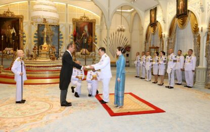 พระบาทสมเด็จพระเจ้าอยู่หัว และสมเด็จพระนางเจ้า ฯ พระบรมราชินี เสด็จออก ณ พระที่นั่งอัมพรสถาน  พระราชวังดุสิต  พระราชทานพระบรมราชวโรกาสให้  นายอะเลคซันเดร์  มีโซฟชิน (Mr. Alexander  Micovcin) ซึ่งมีถิ่นพำนักอยู่ที่กรุงเทพมหานคร เฝ้าทูลละอองธุลีพระบาท ถวายอักษรสาส์นตราตั้ง เป็นเอกอัครราชทูตวิสามัญผู้มีอำนาจเต็มแห่งสาธารณรัฐสโลวักประจำประเทศไทย
