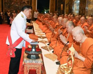 พระบาทสมเด็จพระเจ้าอยู่หัว และสมเด็จพระนางเจ้า ฯ  พระบรมราชินี  เสด็จพระราชดำเนินโดยรถยนต์พระที่นั่ง  ไปในการพระราชพิธีทรงบำเพ็ญพระราชกุศลถวายผ้าพระกฐิน และทรงประกอบพิธียกสัปตปฎลเศวตฉัตรขึ้นกางกั้นเหนือพระพุทธเสฏฐมุนี ณ วัดสุทัศนเทพวราราม เขตพระนคร กรุงเทพมหานคร