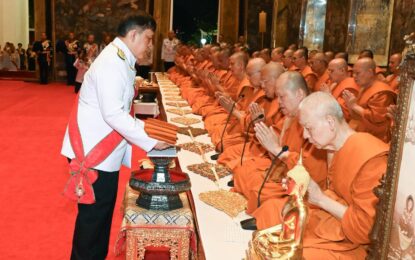 พระบาทสมเด็จพระเจ้าอยู่หัว และสมเด็จพระนางเจ้า ฯ  พระบรมราชินี  เสด็จพระราชดำเนินโดยรถยนต์พระที่นั่ง  ไปในการพระราชพิธีทรงบำเพ็ญพระราชกุศลถวายผ้าพระกฐิน และทรงประกอบพิธียกสัปตปฎลเศวตฉัตรขึ้นกางกั้นเหนือพระพุทธเสฏฐมุนี ณ วัดสุทัศนเทพวราราม เขตพระนคร กรุงเทพมหานคร