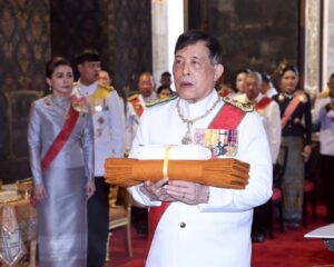พระบาทสมเด็จพระเจ้าอยู่หัว และสมเด็จพระนางเจ้า ฯ พระบรมราชินี เสด็จพระราชดำเนินโดยรถยนต์พระที่นั่ง จากพระที่นั่งอัมพรสถาน พระราชวังดุสิต ไปในการพระราชพิธีทรงบำเพ็ญพระราชกุศลถวายผ้าพระกฐิน ณ วัดบวรนิเวศวิหาร เขตพระนคร กรุงเทพมหานคร