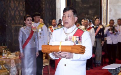 พระบาทสมเด็จพระเจ้าอยู่หัว และสมเด็จพระนางเจ้า ฯ พระบรมราชินี เสด็จพระราชดำเนินโดยรถยนต์พระที่นั่ง จากพระที่นั่งอัมพรสถาน พระราชวังดุสิต ไปในการพระราชพิธีทรงบำเพ็ญพระราชกุศลถวายผ้าพระกฐิน ณ วัดบวรนิเวศวิหาร เขตพระนคร กรุงเทพมหานคร