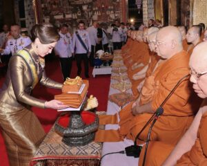 พระบาทสมเด็จพระเจ้าอยู่หัว ทรงพระกรุณาโปรดเกล้าโปรดกระหม่อมให้ สมเด็จพระนางเจ้า ฯ พระบรมราชินี เสด็จพระราชดำเนินแทนพระองค์ ไปในการพระราชพิธีทรงบำเพ็ญพระราชกุศลถวายผ้าพระกฐิน ณ วัดอรุณราชวราราม เขตบางกอกใหญ่ กรุงเทพมหานคร