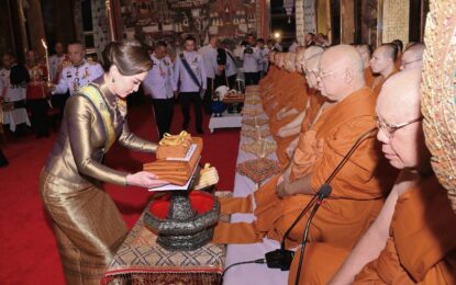 พระบาทสมเด็จพระเจ้าอยู่หัว ทรงพระกรุณาโปรดเกล้าโปรดกระหม่อมให้ สมเด็จพระนางเจ้า ฯ พระบรมราชินี เสด็จพระราชดำเนินแทนพระองค์ ไปในการพระราชพิธีทรงบำเพ็ญพระราชกุศลถวายผ้าพระกฐิน ณ วัดอรุณราชวราราม เขตบางกอกใหญ่ กรุงเทพมหานคร