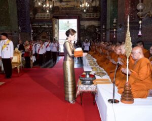 พระบาทสมเด็จพระเจ้าอยู่หัว ทรงพระกรุณาโปรดเกล้าโปรดกระหม่อมให้ สมเด็จพระนางเจ้า ฯ พระบรมราชินี เสด็จพระราชดำเนินแทนพระองค์ ไปในการพระราชพิธีทรงบำเพ็ญพระราชกุศลถวายผ้าพระกฐิน ณ วัดโสมนัสวิหาร เขตป้อมปราบศัตรูพ่าย กรุงเทพมหานคร
