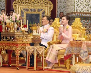 พระบาทสมเด็จพระเจ้าอยู่หัว และสมเด็จพระนางเจ้า ฯ พระบรมราชินี เสด็จพระราชดำเนินไปในการพระราชพิธีทรงบำเพ็ญพระราชกุศล วันปิยมหาราช พุทธศักราช ๒๕๖๘ ณ พระที่นั่งอมรินทรวินิจฉัย พระบรมมหาราชวัง