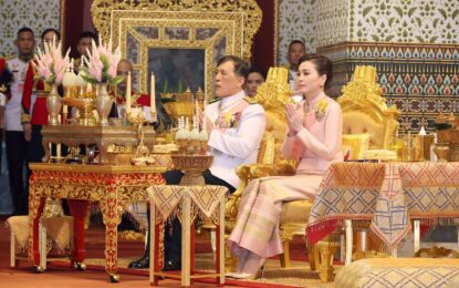 พระบาทสมเด็จพระเจ้าอยู่หัว และสมเด็จพระนางเจ้า ฯ พระบรมราชินี เสด็จพระราชดำเนินไปในการพระราชพิธีทรงบำเพ็ญพระราชกุศล วันปิยมหาราช พุทธศักราช ๒๕๖๘ ณ พระที่นั่งอมรินทรวินิจฉัย พระบรมมหาราชวัง