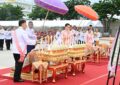 พระบาทสมเด็จพระเจ้าอยู่หัว และสมเด็จพระนางเจ้า ฯ พระบรมราชินี เสด็จพระราชดำเนินโดยรถยนต์พระที่นั่ง ไปทรงวางพวงมาลา ณ พระบรมราชานุสรณ์พระบาทสมเด็จพระจุลจอมเกล้าเจ้าอยู่หัว พระลานพระราชวังดุสิต