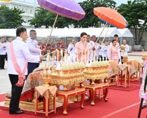 พระบาทสมเด็จพระเจ้าอยู่หัว และสมเด็จพระนางเจ้า ฯ พระบรมราชินี เสด็จพระราชดำเนินโดยรถยนต์พระที่นั่ง ไปทรงวางพวงมาลา ณ พระบรมราชานุสรณ์พระบาทสมเด็จพระจุลจอมเกล้าเจ้าอยู่หัว พระลานพระราชวังดุสิต