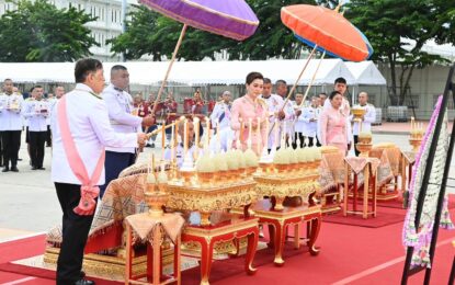 พระบาทสมเด็จพระเจ้าอยู่หัว และสมเด็จพระนางเจ้า ฯ พระบรมราชินี เสด็จพระราชดำเนินโดยรถยนต์พระที่นั่ง ไปทรงวางพวงมาลา ณ พระบรมราชานุสรณ์พระบาทสมเด็จพระจุลจอมเกล้าเจ้าอยู่หัว พระลานพระราชวังดุสิต