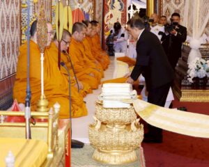 พระบาทสมเด็จพระเจ้าอยู่หัว และสมเด็จพระนางเจ้า ฯ พระบรมราชินี เสด็จพระราชดำเนินโดยรถยนต์พระที่นั่ง จากพระที่นั่งอัมพรสถาน พระราชวังดุสิต ไปทรงบำเพ็ญพระราชกุศลพระพิธีธรรมสวดพระอภิธรรมพระบรมศพ สมเด็จพระนางเจ้าสิริกิติ์ พระบรมราชินีนาถ พระบรมราชชนนีพันปีหลวง ณ พระที่นั่งดุสิตมหาปราสาท พระบรมมหาราชวัง