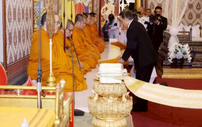 พระบาทสมเด็จพระเจ้าอยู่หัว และสมเด็จพระนางเจ้า ฯ พระบรมราชินี เสด็จพระราชดำเนินโดยรถยนต์พระที่นั่ง จากพระที่นั่งอัมพรสถาน พระราชวังดุสิต ไปทรงบำเพ็ญพระราชกุศลพระพิธีธรรมสวดพระอภิธรรมพระบรมศพ สมเด็จพระนางเจ้าสิริกิติ์ พระบรมราชินีนาถ พระบรมราชชนนีพันปีหลวง ณ พระที่นั่งดุสิตมหาปราสาท พระบรมมหาราชวัง