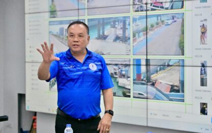 เรวัตฯ นายก  อบจ.ภูเก็ต ลงพื้นที่ตรวจความเรียบร้อยและหารือจัดระเบียบท่าเทียบเรืออ่าวฉลอง