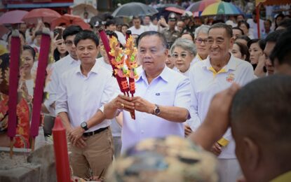 เรวัตฯ นายก  อบจ.ภูเก็ต ร่วมพิธียกเสาโกเต้ง ณ ศาลเจ้ากะทู้ เตรียมต้อนรับงานประเพณีถือศีลกินผัก ครบรอบ 200 ปี ศาลเจ้ากะทู้