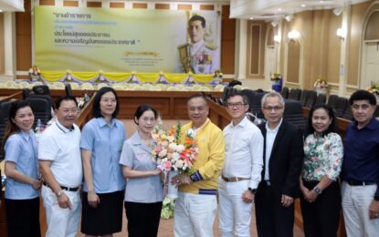 เรวัตฯ นายก อบจ.ภูเก็ต ร่วมแสดงความยินดีกับ พญ.ศุภลักษณ์ ละอองเพชร ในโอกาสเข้ารับตำแหน่ง ผอ.รพ.ทุ่งสง