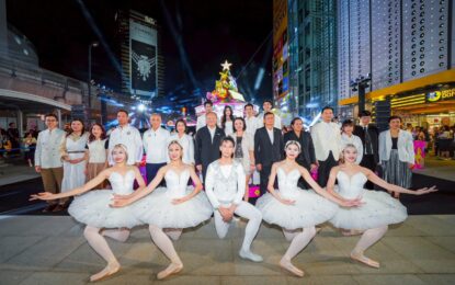 เอ็ม บี เค เซ็นเตอร์ ชู Musical Joyride ตกแต่งต้นคริสต์มาสกล่องดนตรีม้าหมุนไขลานสุดน่ารัก ในบรรยากาศอบอุ่น อบอวลด้วยความสุขที่หมุนรอบๆ ตัว สร้างรอยยิ้มให้คนไทยและทัวริสต์