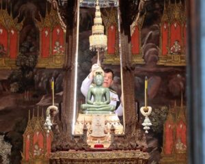 พระบาทสมเด็จพระเจ้าอยู่หัว และสมเด็จพระนางเจ้า ฯ พระบรมราชินี เสด็จพระราชดำเนิน พร้อมด้วยสมเด็จพระเจ้าลูกยาเธอเจ้าฟ้าทีปังกรรัศมีโชติ มหาวชิโรตตมางกูร สิริวิบูลยราชกุมาร ไปทรงเปลี่ยนเครื่องทรงฤดูฝนพระพุทธมหามณีรัตนปฏิมากร เพื่อทรงเครื่องสำหรับฤดูหนาว ณ พระอุโบสถวัดพระศรีรัตนศาสดาราม ในพระบรมมหาราชวัง