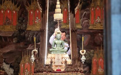 พระบาทสมเด็จพระเจ้าอยู่หัว และสมเด็จพระนางเจ้า ฯ พระบรมราชินี เสด็จพระราชดำเนิน พร้อมด้วยสมเด็จพระเจ้าลูกยาเธอเจ้าฟ้าทีปังกรรัศมีโชติ มหาวชิโรตตมางกูร สิริวิบูลยราชกุมาร ไปทรงเปลี่ยนเครื่องทรงฤดูฝนพระพุทธมหามณีรัตนปฏิมากร เพื่อทรงเครื่องสำหรับฤดูหนาว ณ พระอุโบสถวัดพระศรีรัตนศาสดาราม ในพระบรมมหาราชวัง