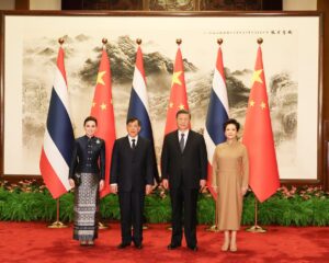 พระบาทสมเด็จพระเจ้าอยู่หัว และสมเด็จพระนางเจ้า ฯ พระบรมราชินี เสด็จพระราชดำเนินเข้าอาคารมหาศาลาประชาชน ทรงฉายพระบรมฉายาลักษณ์ร่วมกับประธานาธิบดีแห่งสาธารณรัฐประชาชนจีนและภริยาที่ด้านหน้าฉากภาพจิตรกรรมจีน  แล้วเสด็จพระราชดำเนินไปยังห้องปักกิ่ง  พระราชทานพระบรมราชวโรกาสให้ ประธานาธิบดีและภริยา พร้อมด้วยข้าราชการระดับสูง สาธารณรัฐประชาชนจีน เฝ้าทูลละอองธุลีพระบาท และทรงพระราชปฏิสันถารตามพระราชอัธยาศัย