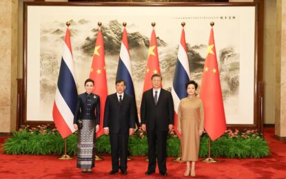 พระบาทสมเด็จพระเจ้าอยู่หัว และสมเด็จพระนางเจ้า ฯ พระบรมราชินี เสด็จพระราชดำเนินเข้าอาคารมหาศาลาประชาชน ทรงฉายพระบรมฉายาลักษณ์ร่วมกับประธานาธิบดีแห่งสาธารณรัฐประชาชนจีนและภริยาที่ด้านหน้าฉากภาพจิตรกรรมจีน  แล้วเสด็จพระราชดำเนินไปยังห้องปักกิ่ง  พระราชทานพระบรมราชวโรกาสให้ ประธานาธิบดีและภริยา พร้อมด้วยข้าราชการระดับสูง สาธารณรัฐประชาชนจีน เฝ้าทูลละอองธุลีพระบาท และทรงพระราชปฏิสันถารตามพระราชอัธยาศัย