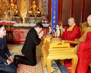 พระบาทสมเด็จพระเจ้าอยู่หัว  และสมเด็จพระนางเจ้า ฯ พระบรมราชินี  เสด็จ ฯ ไปทรงสักการะพระพุทธรูปพระศากยมุนี  และพระบรมสารีริกธาตุ (พระเขี้ยวแก้ว)  ณ วัดหลิงกวง  กรุงปักกิ่ง