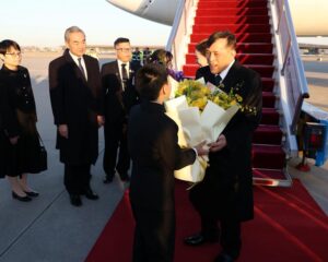 พระบาทสมเด็จพระเจ้าอยู่หัว และสมเด็จพระนางเจ้า ฯ พระบรมราชินี เสด็จพระราชดำเนินโดยรถยนต์พระที่นั่ง จากพระที่นั่งอัมพรสถาน พระราชวังดุสิต ไปยังท่าอากาศยานทหารดอนเมือง เพื่อประทับเครื่องบินพระที่นั่งของบริษัท การบินไทย จำกัด (มหาชน) เที่ยวบินที่ ทีจี ๘๘๘๖ เสด็จพระราชดำเนินเยือนสาธารณรัฐประชาชนจีนอย่างเป็นทางการ (State Visit) ระหว่างวันที่ ๑๓ – ๑๗ พฤศจิกายน พุทธศักราช ๒๕๖๘ ตามคำทูลเชิญของนายสี จิ้นผิง ประธานาธิบดีแห่งสาธารณรัฐประชาชนจีน การเสด็จพระราชดำเนินเยือนในครั้งนี้ จะเป็นการกระชับสัมพันธไมตรีที่ใกล้ชิดระหว่างประเทศทั้งสองให้แน่นแฟ้นยิ่งขึ้น และส่งเสริมความเข้าใจอันดีระหว่างประชาชนทั้งสองประเทศให้เพิ่มพูนยิ่งขึ้น อีกประการหนึ่งที่สำคัญคือจะเป็นวาระแห่งการเฉลิมฉลองการสถาปนาความสัมพันธ์ทางการทูตไทย-จีน ครบ ๕๐ ปี