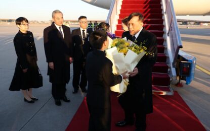 พระบาทสมเด็จพระเจ้าอยู่หัว และสมเด็จพระนางเจ้า ฯ พระบรมราชินี เสด็จพระราชดำเนินโดยรถยนต์พระที่นั่ง จากพระที่นั่งอัมพรสถาน พระราชวังดุสิต ไปยังท่าอากาศยานทหารดอนเมือง เพื่อประทับเครื่องบินพระที่นั่งของบริษัท การบินไทย จำกัด (มหาชน) เที่ยวบินที่ ทีจี ๘๘๘๖ เสด็จพระราชดำเนินเยือนสาธารณรัฐประชาชนจีนอย่างเป็นทางการ (State Visit) ระหว่างวันที่ ๑๓ – ๑๗ พฤศจิกายน พุทธศักราช ๒๕๖๘ ตามคำทูลเชิญของนายสี จิ้นผิง ประธานาธิบดีแห่งสาธารณรัฐประชาชนจีน การเสด็จพระราชดำเนินเยือนในครั้งนี้ จะเป็นการกระชับสัมพันธไมตรีที่ใกล้ชิดระหว่างประเทศทั้งสองให้แน่นแฟ้นยิ่งขึ้น และส่งเสริมความเข้าใจอันดีระหว่างประชาชนทั้งสองประเทศให้เพิ่มพูนยิ่งขึ้น อีกประการหนึ่งที่สำคัญคือจะเป็นวาระแห่งการเฉลิมฉลองการสถาปนาความสัมพันธ์ทางการทูตไทย-จีน ครบ ๕๐ ปี