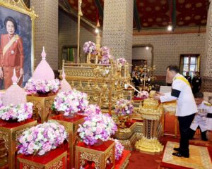 พระบาทสมเด็จพระเจ้าอยู่หัว และสมเด็จพระนางเจ้าฯ พระบรมราชินี เสด็จพระราชดำเนินไปในการพระราชพิธีทรงบำเพ็ญพระราชกุศลอภิลักขิตสมัยวันคล้ายวันประสูติ สมเด็จพระเจ้าบรมวงศ์เธอ เจ้าฟ้าเพชรรัตนราชสุดา สิริโสภาพัณณวดี กรมพระนครปฐมบรมขัตติยานี มหาธีรราชธิดา ครบ ๑๐๐ ปี พุทธศักราช ๒๕๖๘ ณ พระที่นั่งอมรินทรวนิจฉัย พระบรมมหาราชวัง