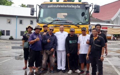 เรวัตฯ นายก อบจ.ภูเก็ต นำเครื่องจักรปรับปรุงลานจอดรถ ณ วัดแสนสุข