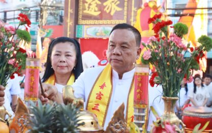 เรวัตฯ นายก อบจ.ภูเก็ต เปิดงานและปล่อยขบวน “อิวเก้ง (แห่พระ)” รำลึกครบรอบ 111 ปี ศาลเจ้าหลิมฮู้ไท้ซู สามกอง