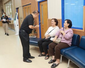 เรวัตฯ นายก อบจ.ภูเก็ต ลงพื้นที่เยี่ยมให้กำลังใจบุคลากร รพ.อบจ.ภูเก็ต พร้อมพบปะประชาชนผู้มาใช้บริการ