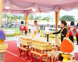 พระบาทสมเด็จพระเจ้าอยู่หัว และสมเด็จพระนางเจ้า ฯ พระบรมราชินี เสด็จพระราชดำเนินไปทรงวางพุ่มดอกไม้ถวายราชสักการะพระบรมราชานุสาวรีย์พระบาทสมเด็จพระบรมชนกาธิเบศร มหาภูมิพลอดุลยเดชมหาราช บรมนาถบพิตร ณ อุทยานเฉลิมพระเกียรติ พระบาทสมเด็จพระบรมชนกาธิเบศร มหาภูมิพลอดุลยเดชมหาราช บรมนาถบพิตร เขตดุสิต กรุงเทพมหานคร