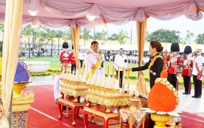 พระบาทสมเด็จพระเจ้าอยู่หัว และสมเด็จพระนางเจ้า ฯ พระบรมราชินี เสด็จพระราชดำเนินไปทรงวางพุ่มดอกไม้ถวายราชสักการะพระบรมราชานุสาวรีย์พระบาทสมเด็จพระบรมชนกาธิเบศร มหาภูมิพลอดุลยเดชมหาราช บรมนาถบพิตร ณ อุทยานเฉลิมพระเกียรติ พระบาทสมเด็จพระบรมชนกาธิเบศร มหาภูมิพลอดุลยเดชมหาราช บรมนาถบพิตร เขตดุสิต กรุงเทพมหานคร