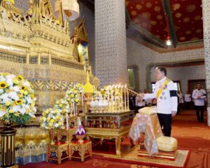 พระบาทสมเด็จพระเจ้าอยู่หัว และสมเด็จพระนางเจ้า ฯ พระบรมราชินี เสด็จพระราชดำเนินไปในการพระราชพิธีทรงบำเพ็ญพระราชกุศลทักษิณานุปทาน เนื่องในวันคล้ายวันพระบรมราชสมภพพระบาทสมเด็จพระบรมชนกาธิเบศร มหาภูมิพลอดุลยเดชมหาราช บรมนาถบพิตร และสถาปนาพระอิสริยศักดิ์เฉลิมพระนามพระอัฐิสมเด็จพระเจ้าบรมวงศ์เธอ เจ้าฟ้ากัลยาณิวัฒนา กรมพระนราธิวาสราชนครินทร์ บดินทรเชษฐภคินี พุทธศักราช ๒๕๖๘ ณ พระที่นั่งอมรินทรวินิจฉัย พระบรมมหาราชวัง